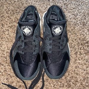Black Nike Air Huarache